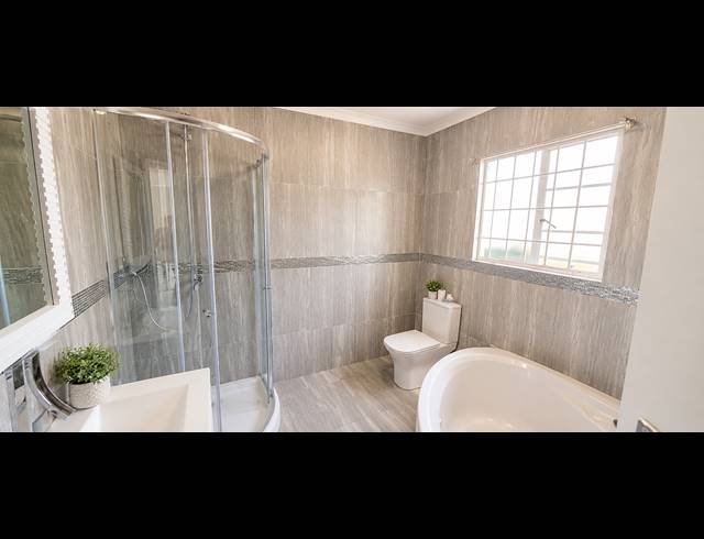 2 BEDROOM TOWNHOUSE FOR SALE IN DIE HOEWES